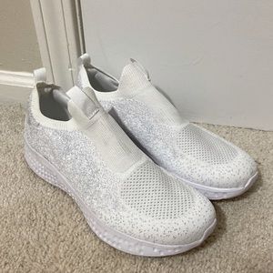 Avia white tennis shoes 10W